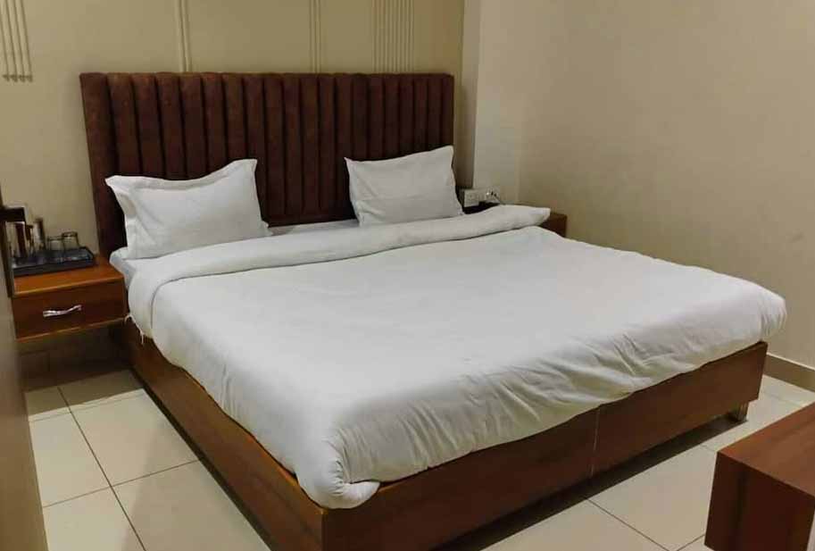 Premium hotel rooms with modern amenities near Har Ki Pauri